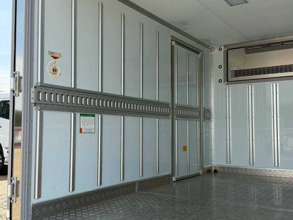 三菱ふそうキャンター冷凍車（冷蔵車）小型（2t・3t）[写真09]