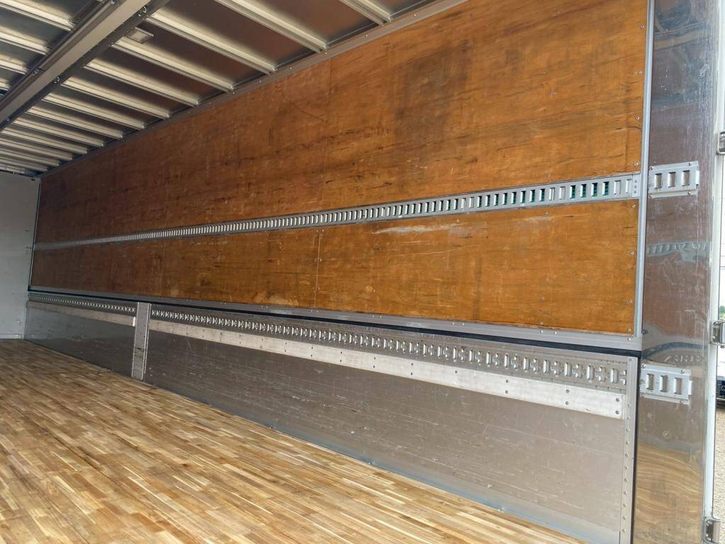 いすゞギガアルミウイング大型（10t）[写真10]