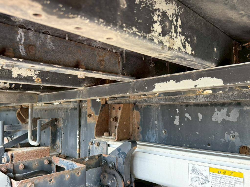 いすゞギガアルミウイング大型（10t）[写真15]