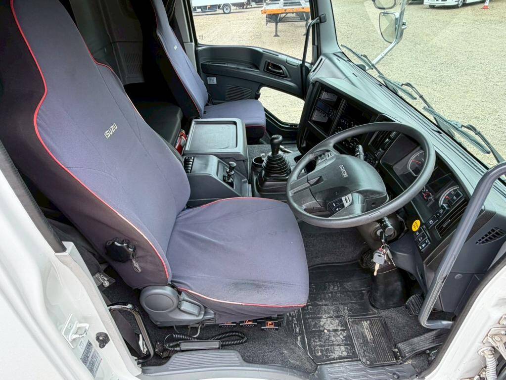 いすゞギガアルミウイング大型（10t）[写真21]