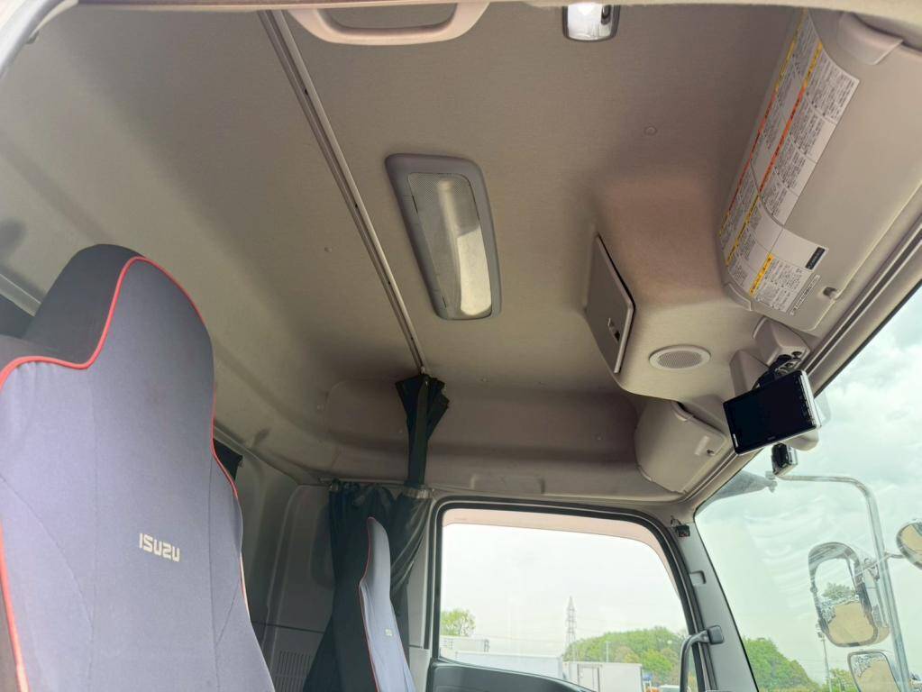 いすゞギガアルミウイング大型（10t）[写真24]