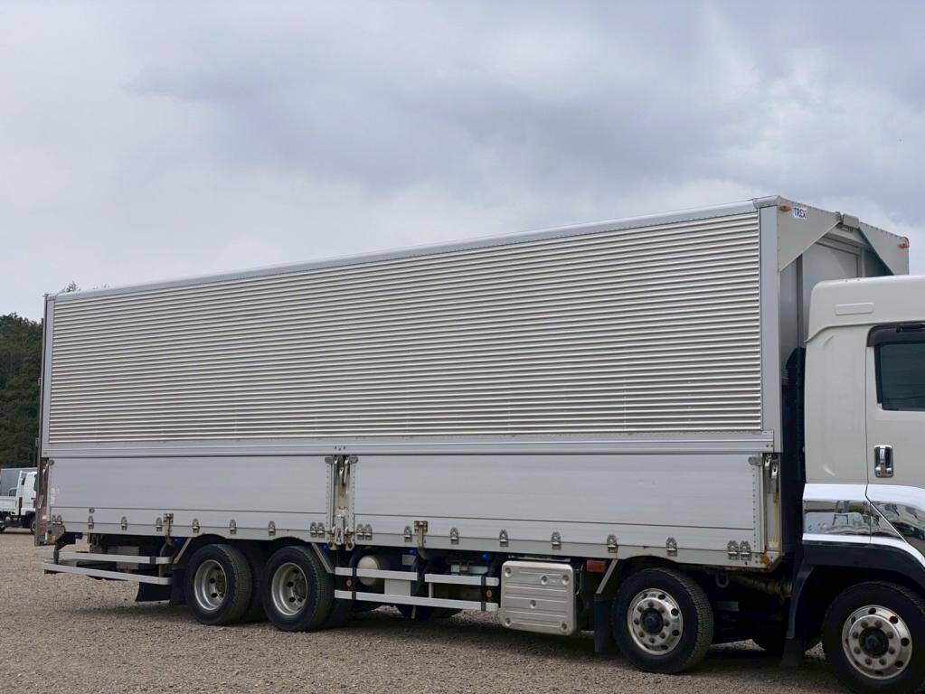 いすゞギガアルミウイング大型（10t）[写真05]