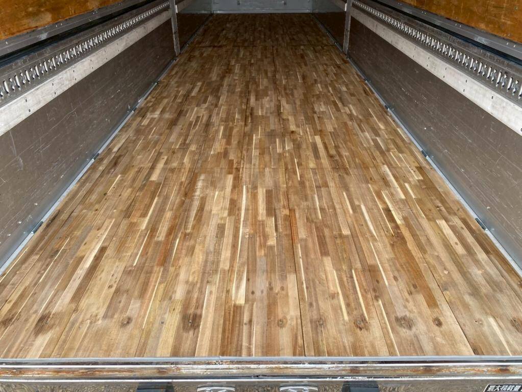 いすゞギガアルミウイング大型（10t）[写真08]