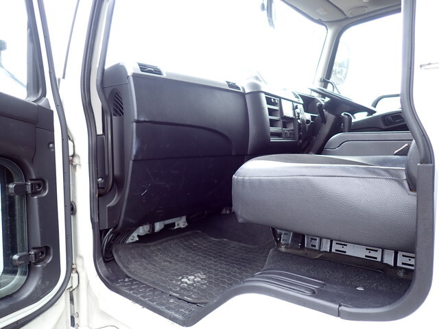 三菱ふそうファイターアルミバン中型（4t）[写真32]