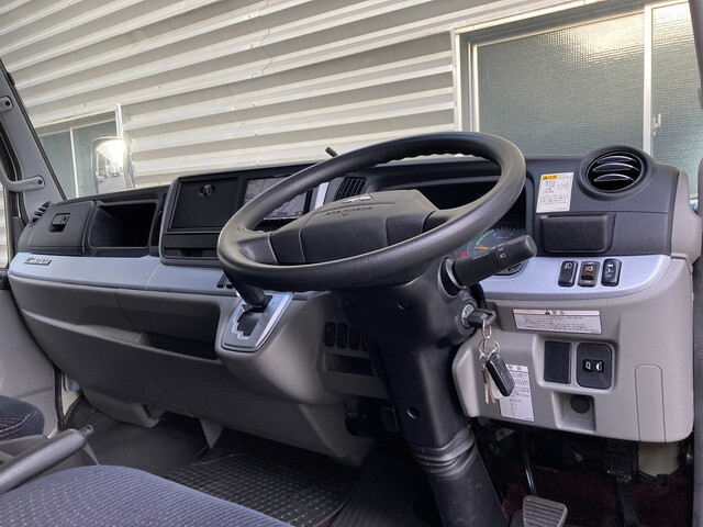 三菱ふそうキャンターアルミバン小型（2t・3t）[写真17]