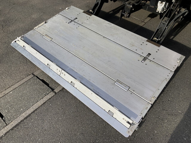 三菱ふそうキャンターアルミバン小型（2t・3t）[写真08]