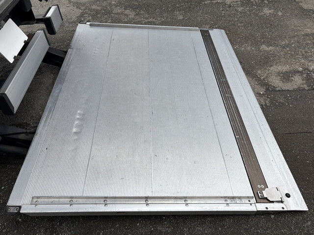 三菱ふそうキャンターアルミバン小型（2t・3t）[写真10]