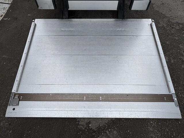 三菱ふそうキャンターアルミバン小型（2t・3t）[写真11]