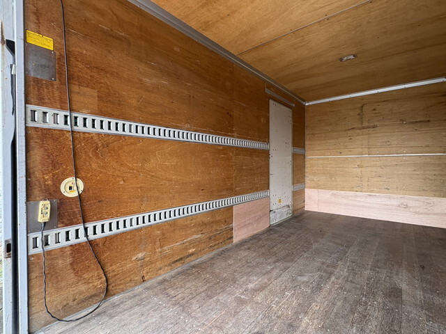 三菱ふそうキャンターアルミバン小型（2t・3t）[写真13]