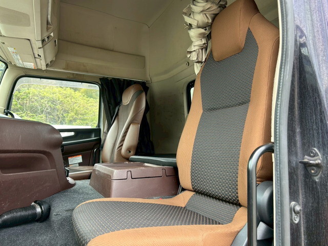 日野プロフィアトレーラーヘッド（トラクターヘッド）大型（10t）[写真04]