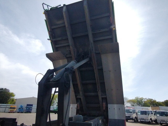 いすゞギガダンプ大型（10t）[写真10]