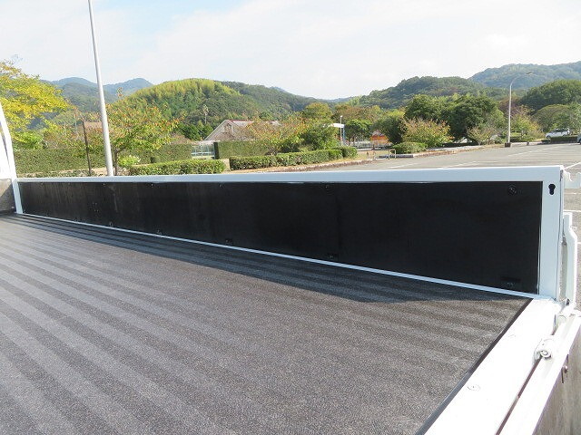 三菱ふそうキャンター平ボディ小型（2t・3t）[写真20]