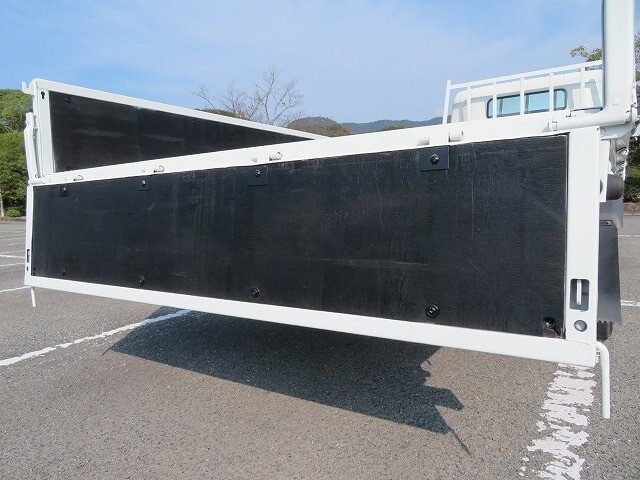 三菱ふそうキャンター平ボディ小型（2t・3t）[写真21]