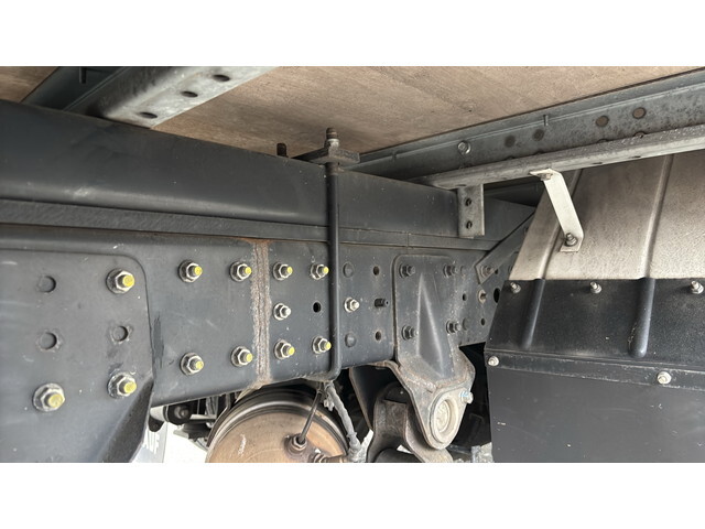 三菱ふそうキャンターアルミバン小型（2t・3t）[写真18]