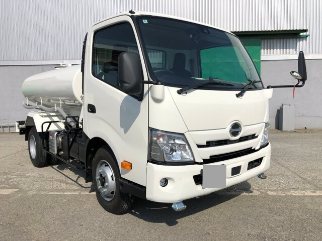 日野デュトロ散水車小型（2t・3t）[写真01]