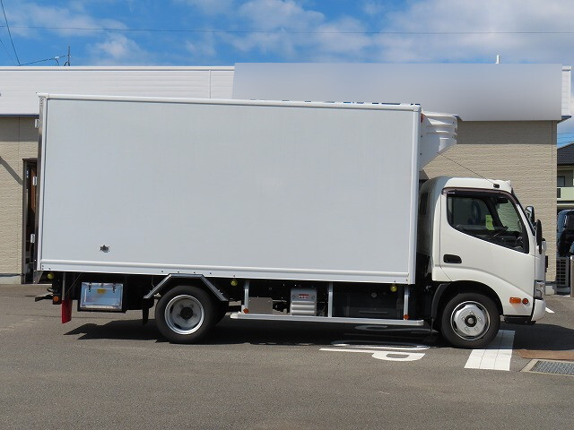日野デュトロ冷凍車（冷蔵車）小型（2t・3t）[写真04]