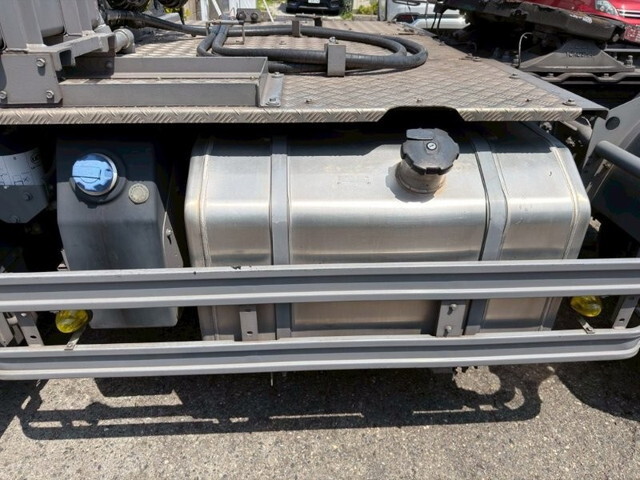 UDトラックスクオントレーラーヘッド（トラクターヘッド）大型（10t）[写真14]