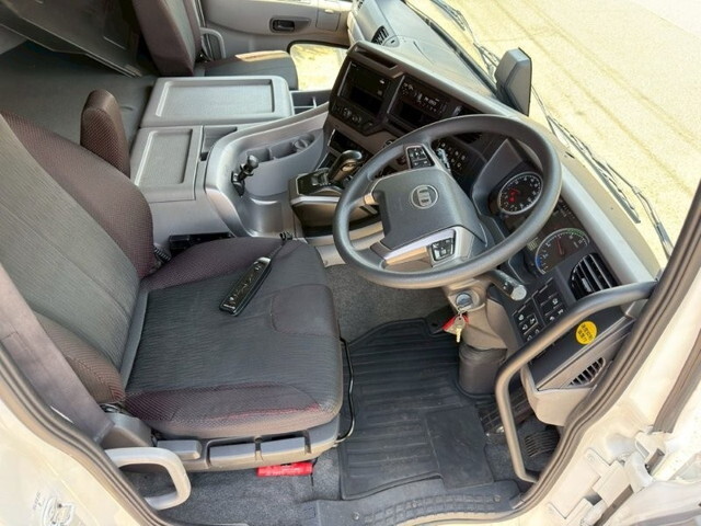 UDトラックスクオントレーラーヘッド（トラクターヘッド）大型（10t）[写真23]