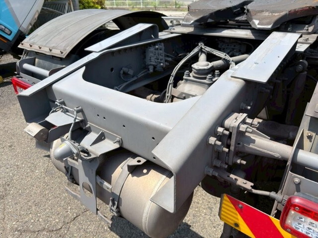 UDトラックスクオントレーラーヘッド（トラクターヘッド）大型（10t）[写真08]
