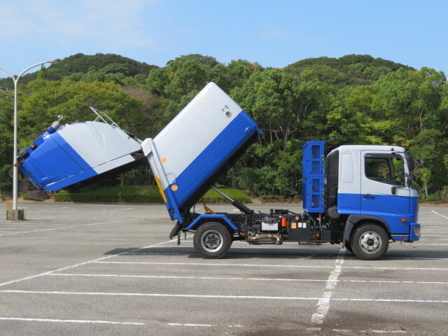 日野レンジャーパッカー車（塵芥車）中型（4t）[写真09]
