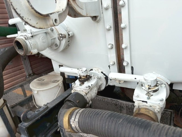 三菱ふそうキャンターバキュームカー小型（2t・3t）[写真09]
