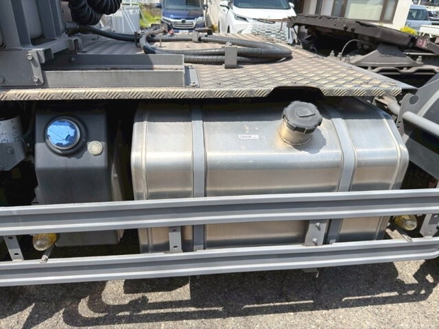 UDトラックスクオントレーラーヘッド（トラクターヘッド）大型（10t）[写真15]