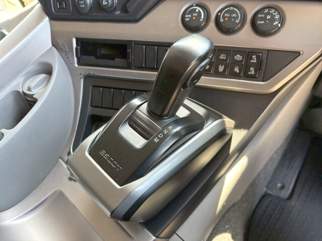 UDトラックスクオントレーラーヘッド（トラクターヘッド）大型（10t）[写真24]
