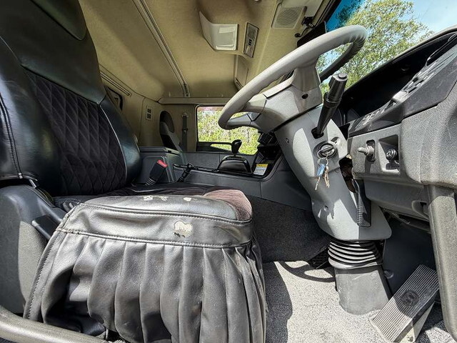 三菱ふそうスーパーグレートアルミウイング大型（10t）[写真30]