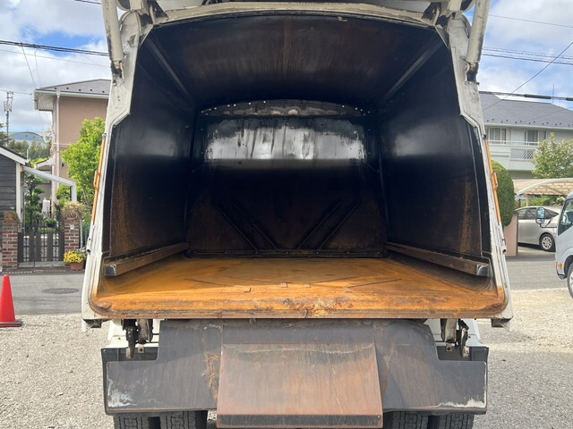 いすゞフォワードパッカー車（塵芥車）増トン（6t・8t）[写真14]