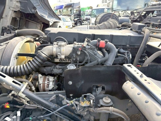 UDトラックスクオントレーラーヘッド（トラクターヘッド）大型（10t）[写真11]