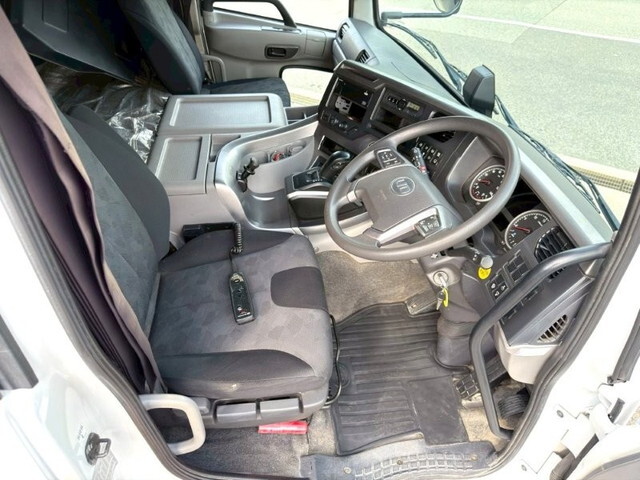UDトラックスクオントレーラーヘッド（トラクターヘッド）大型（10t）[写真17]