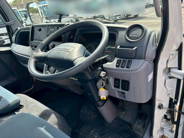 三菱ふそうキャンター平ボディ小型（2t・3t）[写真24]