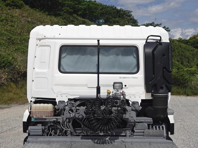 UDトラックスクオントレーラーヘッド（トラクターヘッド）大型（10t）[写真13]