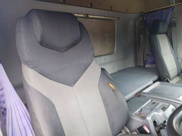日野プロフィア平ボディ大型（10t）[写真25]