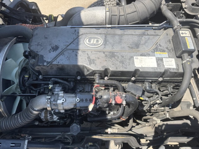 UDトラックスクオントレーラーヘッド（トラクターヘッド）大型（10t）[写真34]