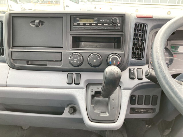 三菱ふそうキャンター平ボディ小型（2t・3t）[写真22]
