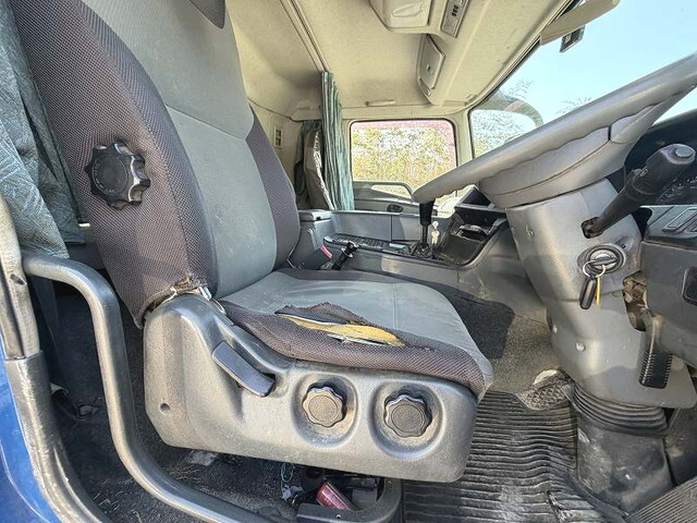 三菱ふそうスーパーグレート平ボディ大型（10t）[写真31]