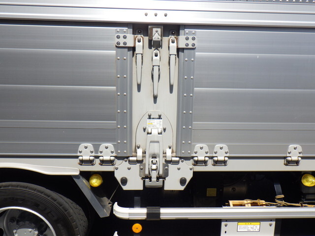 いすゞギガアルミウイング大型（10t）[写真13]
