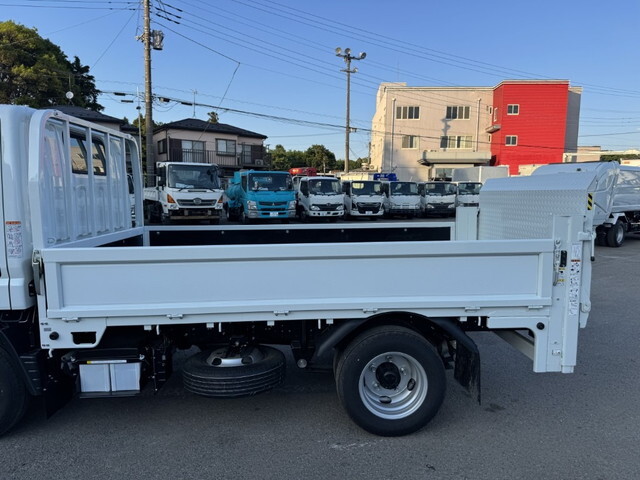 三菱ふそうキャンター平ボディ小型（2t・3t）[写真07]