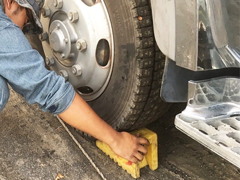 タイヤ輪止め 車留め 車輪止め の使い方 用品の種類 安全効果 トラック王国ジャーナル