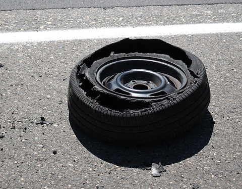 バーストしているタイヤ